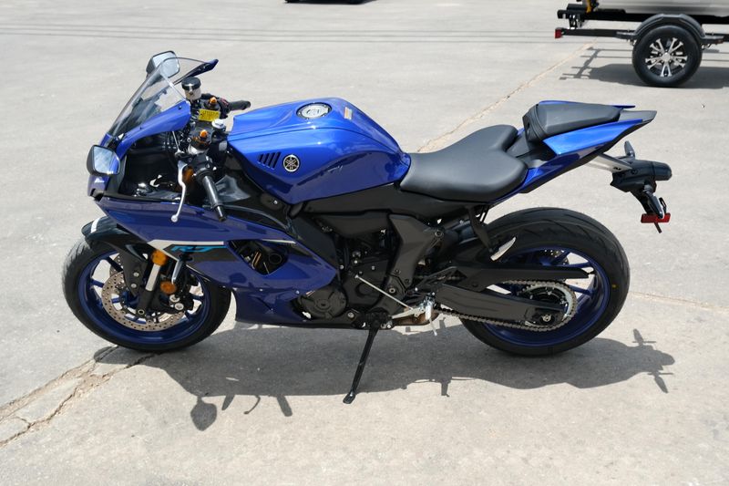 New 2025 Yamaha YZFR7 TEAM BLUE Image 12