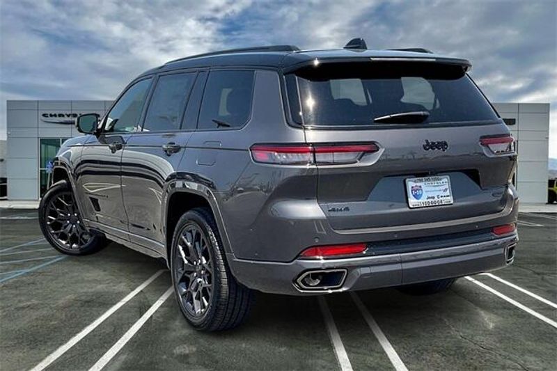 New 2025 Jeep Grand Cherokee L Summit 4x4Image 2