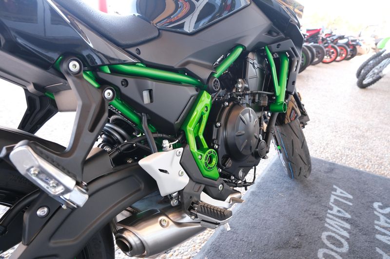 2025 Kawasaki Z650 ABS METALLIC SPARK BLACK AND GREENImage 17