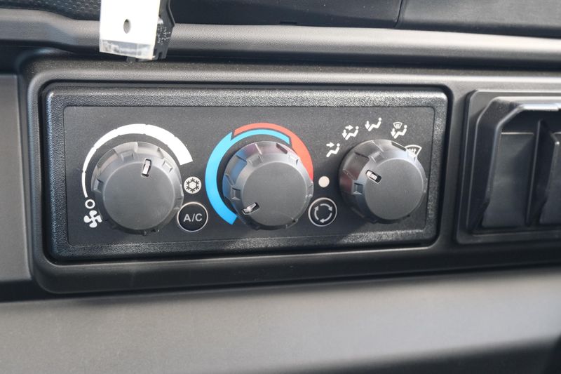 NEW 2026 CAN-AM DEFENDER MAX XT CAB HD11 WITH 1025 INCH TOUCHSCREEN Image 23