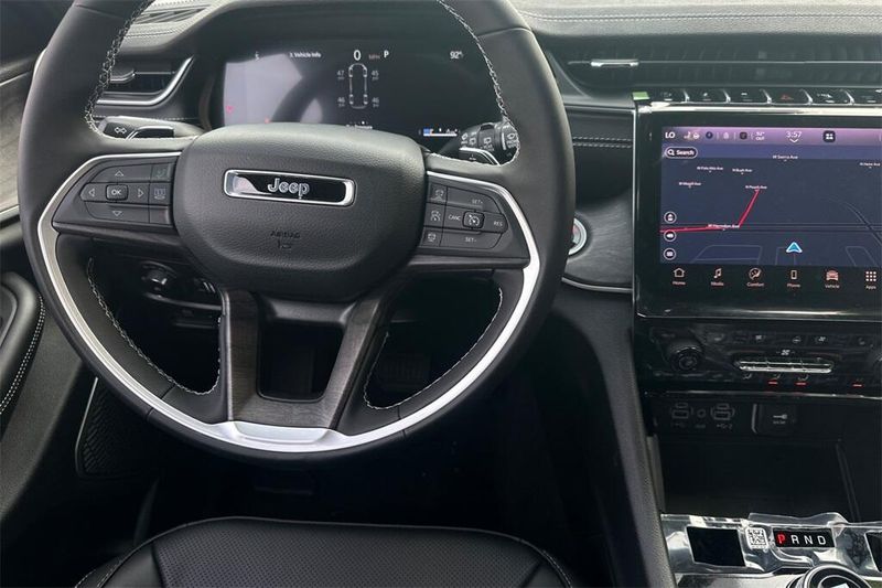 2025 Jeep Grand Cherokee Limited photo 11