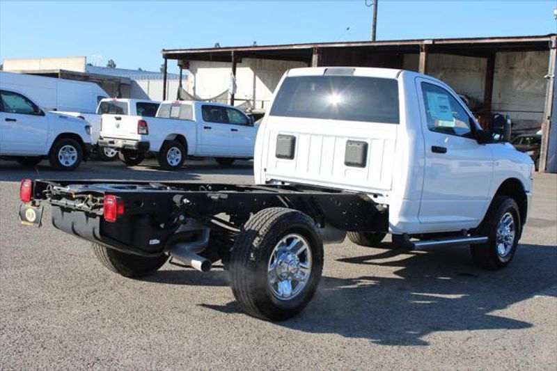 2023 RAM 3500 Chassis Cab Tradesman/SLTImage 4