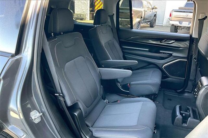 2022 Jeep Grand Cherokee L LaredoImage 26