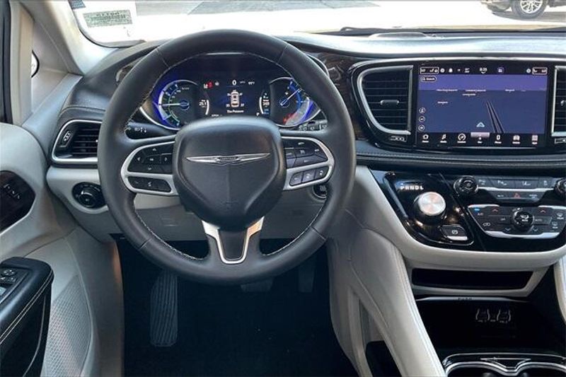 2023 Chrysler Pacifica Hybrid LimitedImage 4