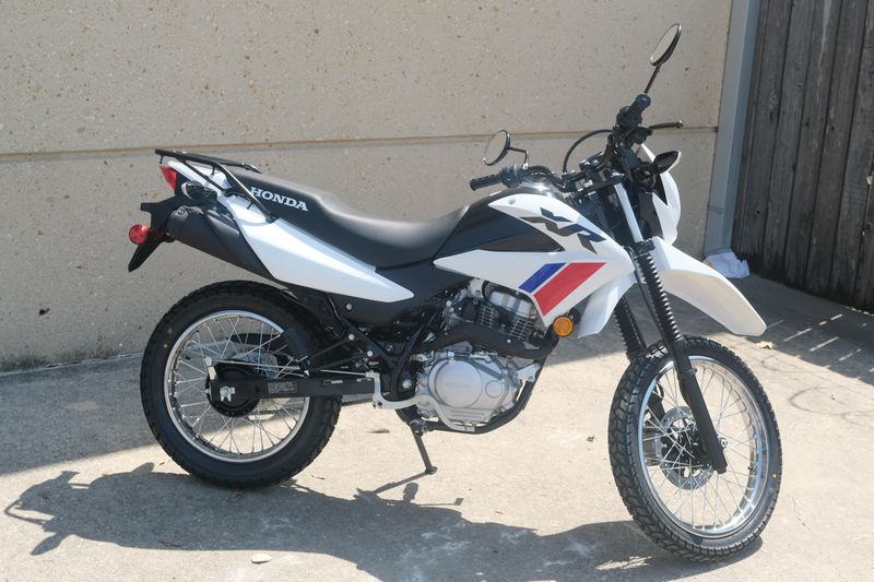 2025 Honda XR150L WHITE Image 2