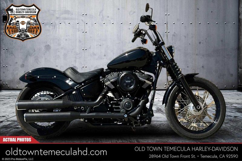 2020 Harley-Davidson Softail in a BILLARD RED/BLK W/PINSTRIPE exterior color. BMW Motorcycles of Temecula – Southern California (951) 506-6903 bmwmotorcyclesoftemecula.com 