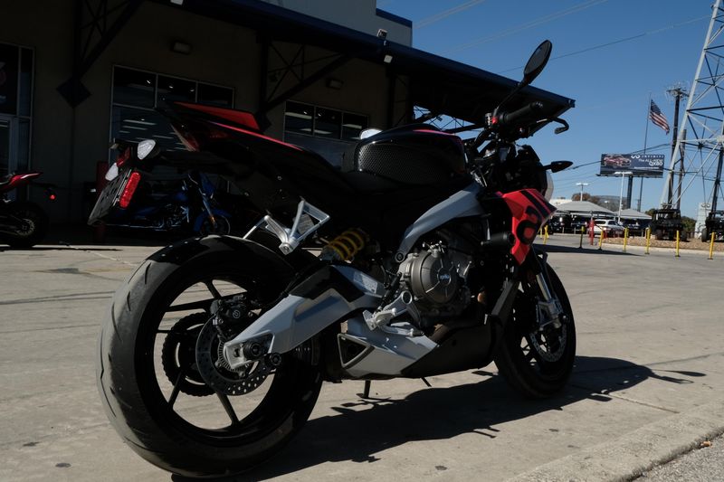 2023 APRILIA TUONO 660 FACTORY BLACK AND REDImage 17