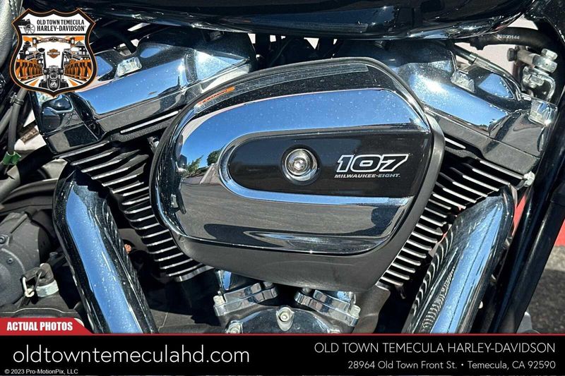 2021 Harley-Davidson Road King in a Black exterior color. BMW Motorcycles of Temecula – Southern California (951) 506-6903 bmwmotorcyclesoftemecula.com 