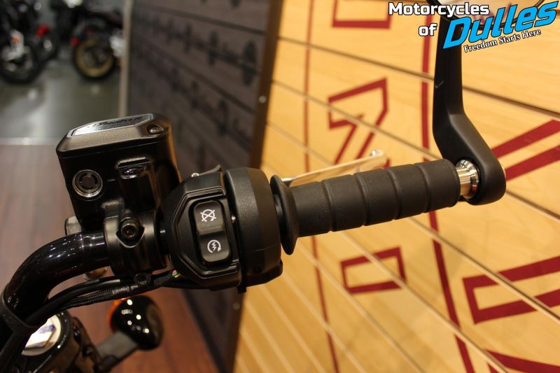 2025 Indian Motorcycle Scout Bobber Ltd w/ Tech Pkg Image 12