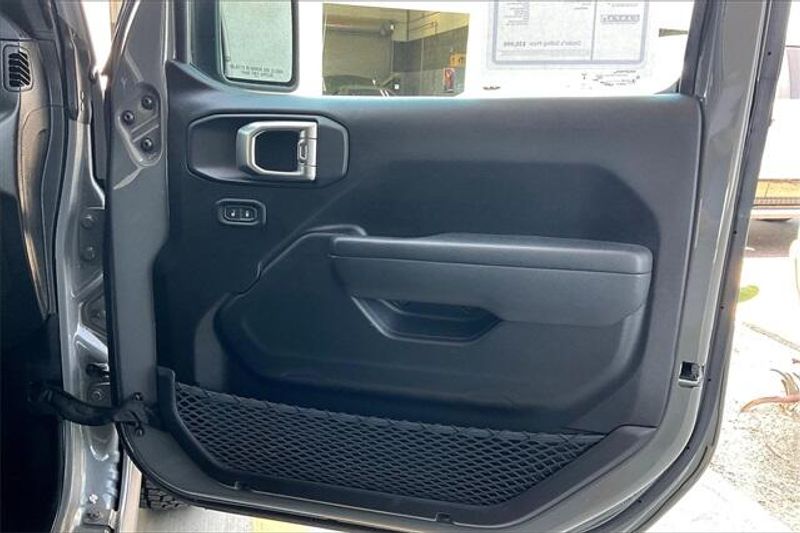 2022 Jeep Gladiator Willys photo 22