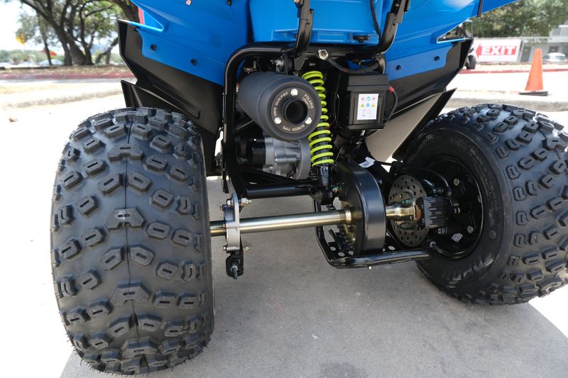 2025 Polaris OUTLAW 70 EFI VELOCITY BLUE AND LIFTED LIMEImage 5