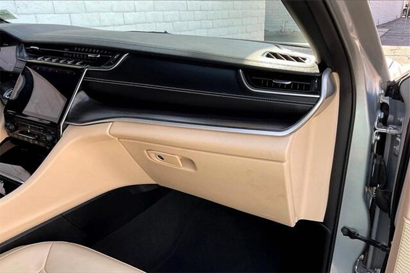 Used 2023 Jeep Grand Cherokee L LimitedImage 16