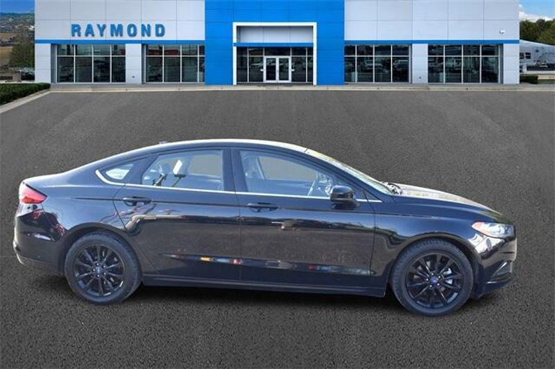 2017 Ford Fusion SEImage 2