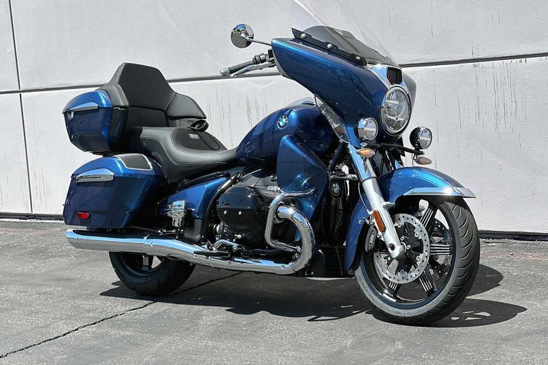 2023 BMW R 18 Transcontinental in a GRAVITY BLUE METALLIC exterior color. BMW Motorcycles of Temecula – Southern California 951-395-0675 bmwmotorcyclesoftemecula.com 