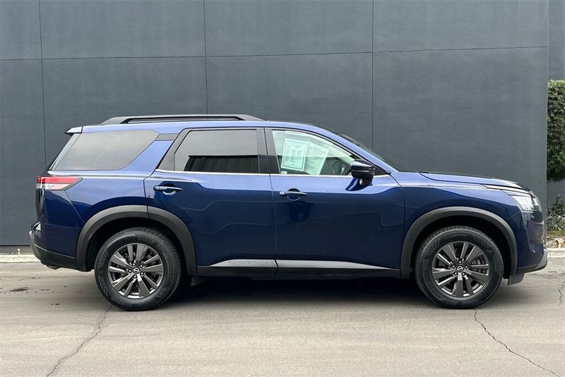 2022 Nissan Pathfinder SV photo 2