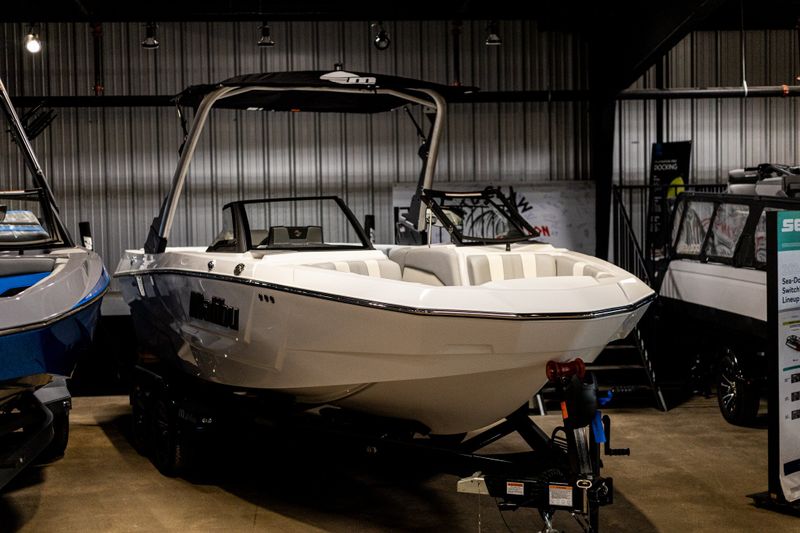 2024 MALIBU 21LXR  in a WHITE exterior color. Family PowerSports (877) 886-1997 familypowersports.com 