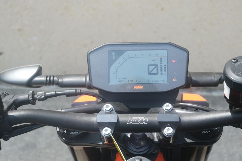 2023 KTM 890 DUKE R ORANGE AND BLUE Image 17