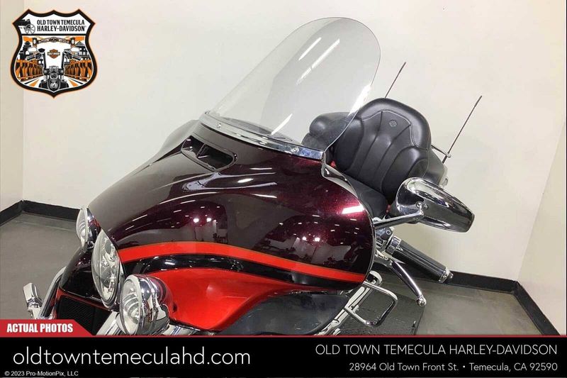 2017 Harley-Davidson Electra Glide in a BLK GNT/EL RED W/PINSTRIPE exterior color. BMW Motorcycles of Temecula – Southern California 951-395-0675 bmwmotorcyclesoftemecula.com 