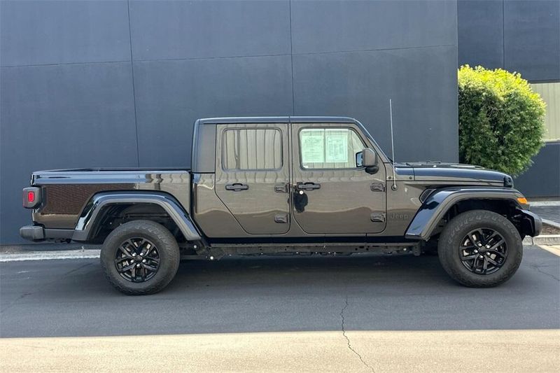 2023 Jeep Gladiator Sport S photo 3