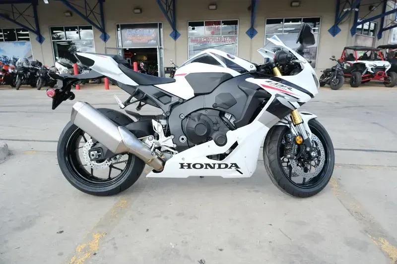 2025 Honda CBR1000RR PEARL WHITE Image 2
