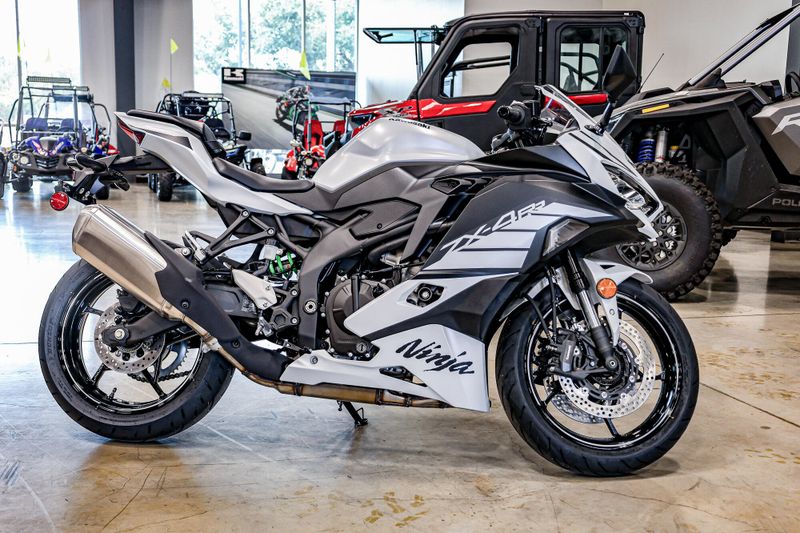 2025 Kawasaki NINJA ZX4RR ABS METALLIC MATTE WHITISH SILVER AND METALLIC FLAT SPARK BLACK Image 3