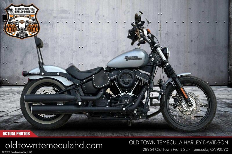 2020 Harley-Davidson Softail in a BRACUDA SLV DNM W/PINSTRIPE exterior color. BMW Motorcycles of Temecula – Southern California (951) 506-6903 bmwmotorcyclesoftemecula.com 