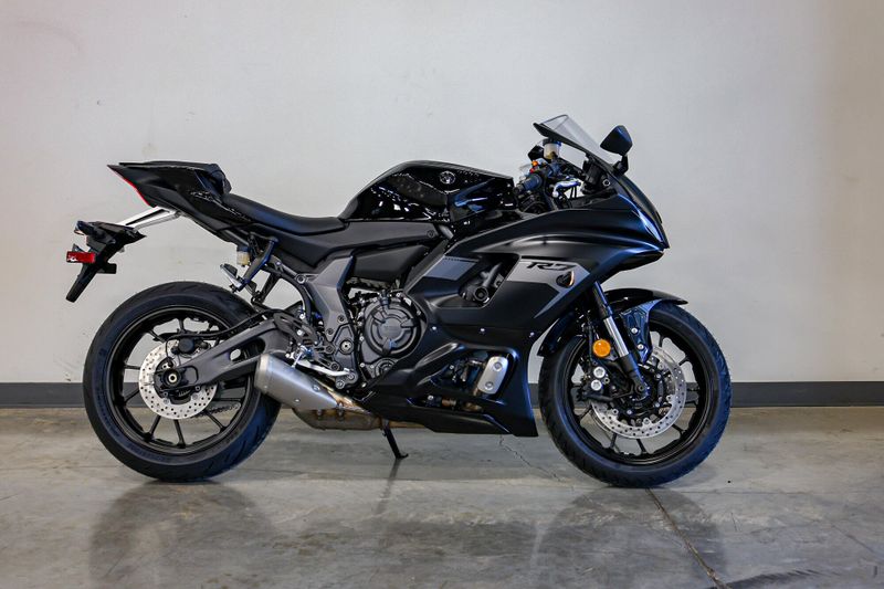 New 2025 Yamaha YZFR7 MATTE RAVEN BLACK Image 4