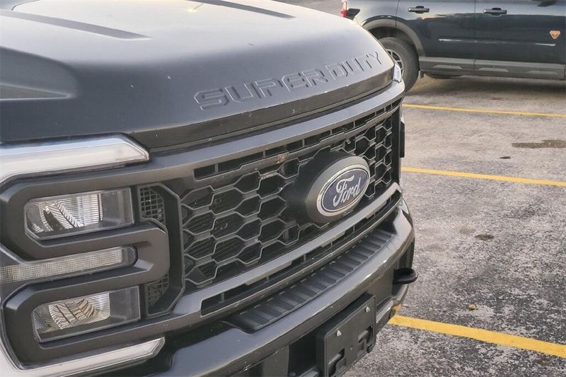 2023 Ford F-250 Lariat photo 2