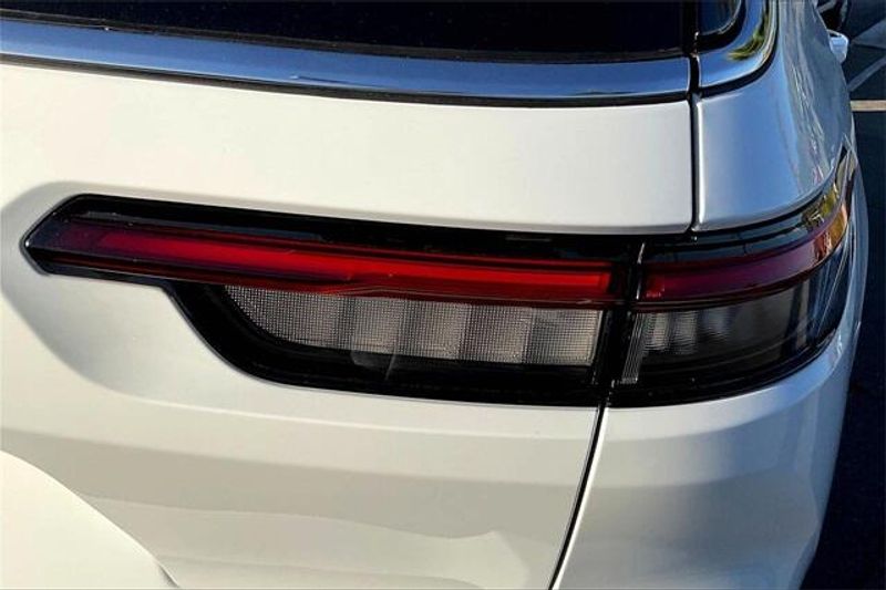 New 2025 Jeep Grand Cherokee L Laredo 4x4Image 12