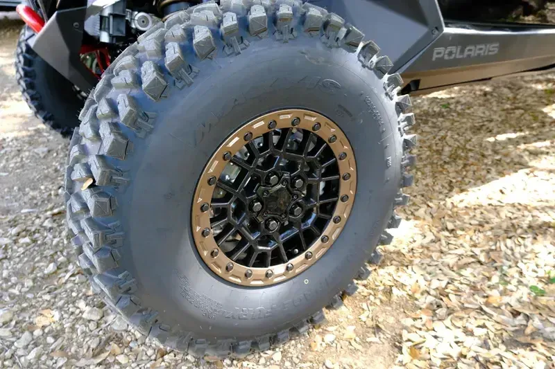 2025 Polaris RZR PRO R 4 ULTIMATE BLACK CRYSTAL AND SHADOW BRONZE Image 31