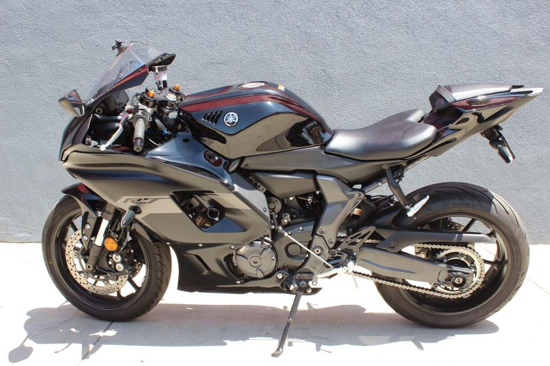 2025 Yamaha YZF R7 Image 2