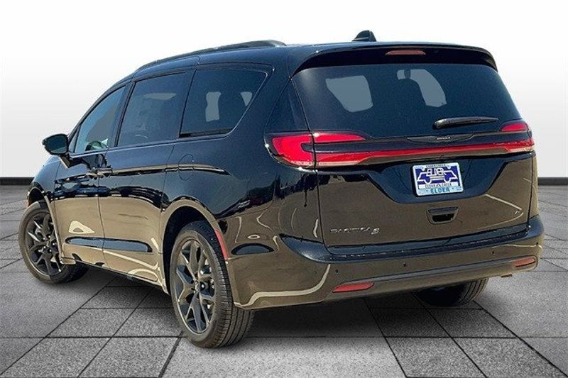 2024 Chrysler Pacifica Touring L AwdImage 3