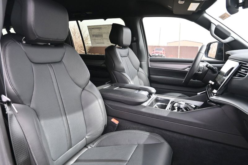 2025 Wagoneer L Image 16