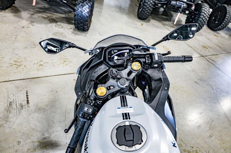 2025 Kawasaki NINJA ZX4RR ABS METALLIC MATTE WHITISH SILVER AND METALLIC FLAT SPARK BLACK Image 16