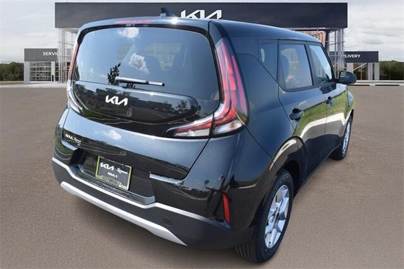 New 2025 Kia Soul LXImage 3