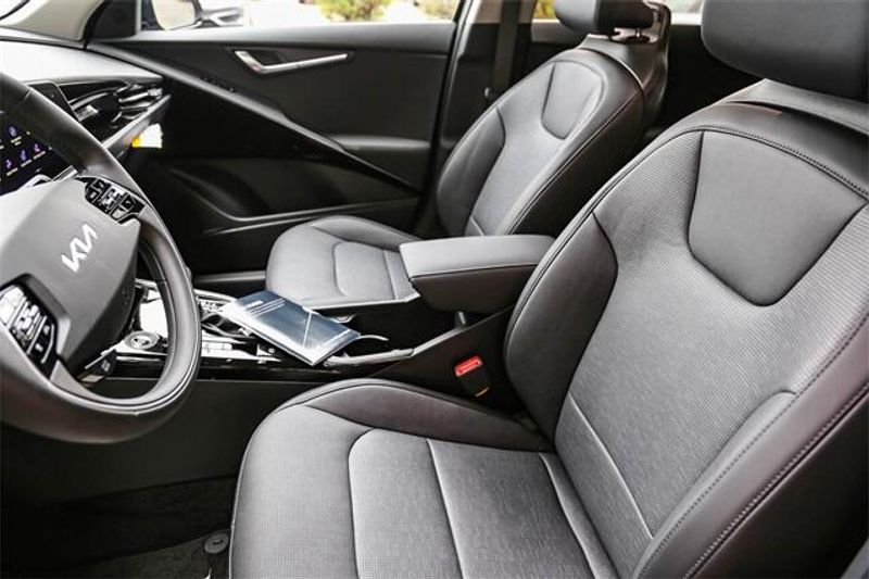 New 2025 Kia Niro SXImage 8