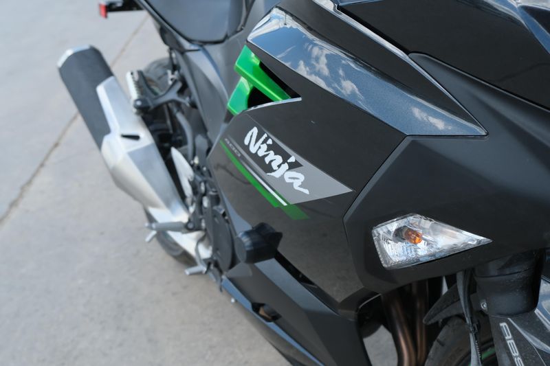2023 Kawasaki NINJA 400 ABS METALLIC CARBON GRAY AND METALLIC MATTE CARBON GRAY Image 17