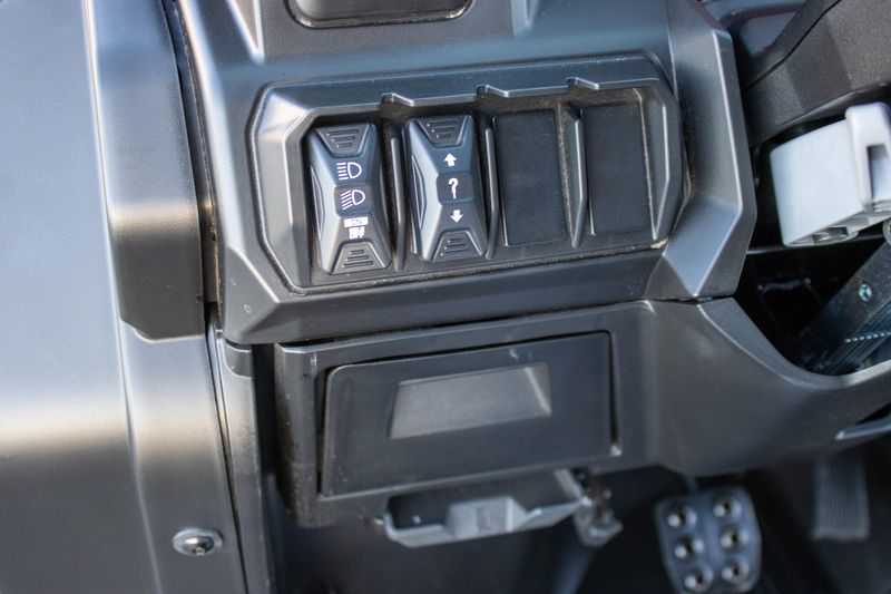 NEW 2026 CAN-AM DEFENDER MAX XT HD11 WITH 1025 INCH TOUCHSCREEN Image 31