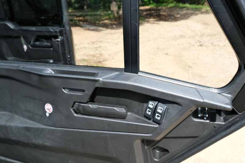 2025 Can-Am DEFENDER MAX LIMITED CAB HD10 DESERT TAN AND STEALTH BLACK Image 33