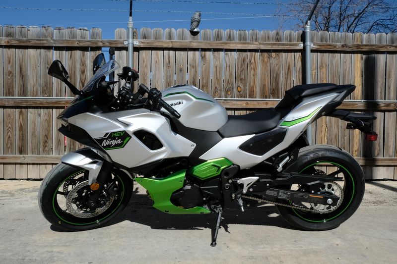 2024 Kawasaki NINJA 7 HYBRID ABS METALLIC BRIGHT SILVER AND METALLIC MATTE LIME GREEN AND EBONYImage 25