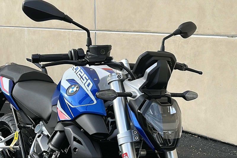 2023 BMW R1250R   in a RACING BLUE METALLIC exterior color. BMW Motorcycles of Temecula – Southern California 951-395-0675 bmwmotorcyclesoftemecula.com 