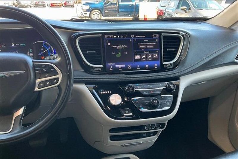 2022 Chrysler Pacifica Hybrid Touring LImage 5