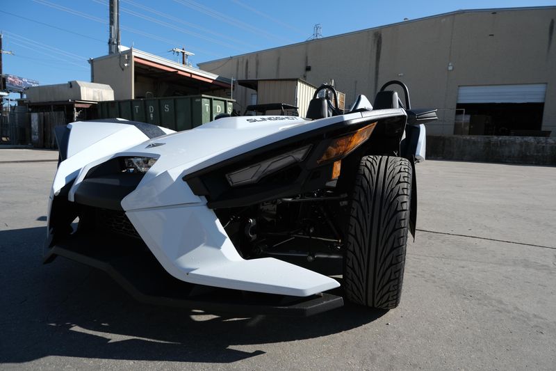 2024 Polaris SLINGSHOT S AUTODRIVE MOONLIGHT WHITEImage 12