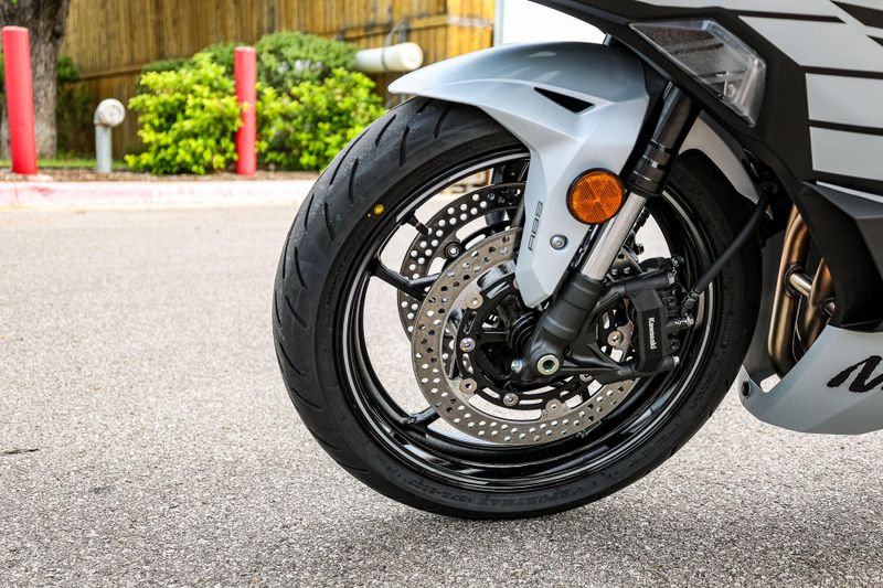 2025 Kawasaki NINJA ZX4RR ABS  METALLIC MATTE WHITISH SILVER AND METALLIC FLAT SPARK BLACK Image 26