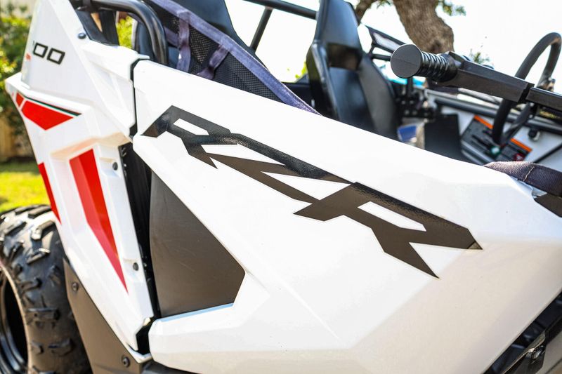 2022 Polaris RZR 200 EFI  WHITE LIGHTNING Image 4