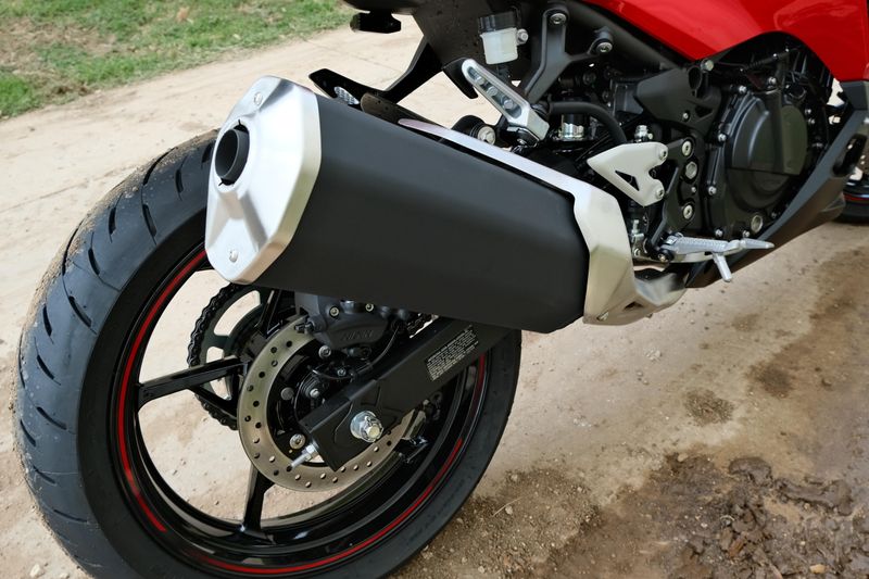 2025 Kawasaki NINJA 500 SE ABS PASSION RED AND METALLIC FLAT SPARK BLACK AND METALLIC MATTE DARK GRAY Image 12