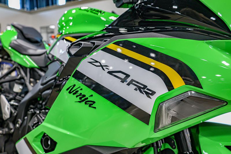 2025 Kawasaki NINJA ZX4RR ABS KRT EDITION ABS LIME GREEN AND EBONY AND PEARL BLIZZARD WHITEImage 4