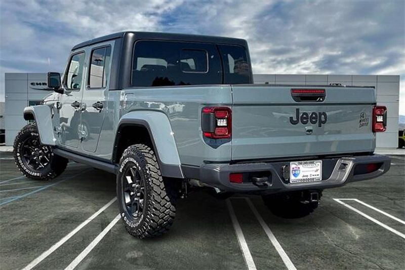 2025 Jeep Gladiator Willys photo 2