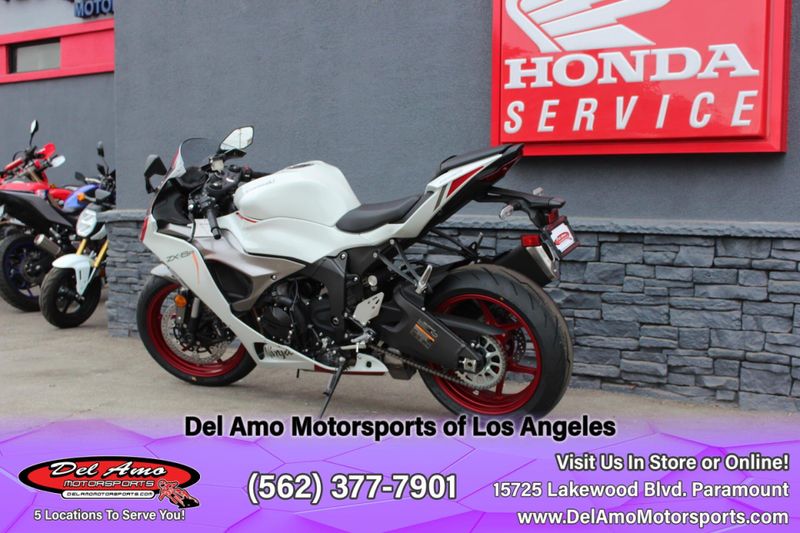 2025 Kawasaki NINJA ZX-6R Image 2