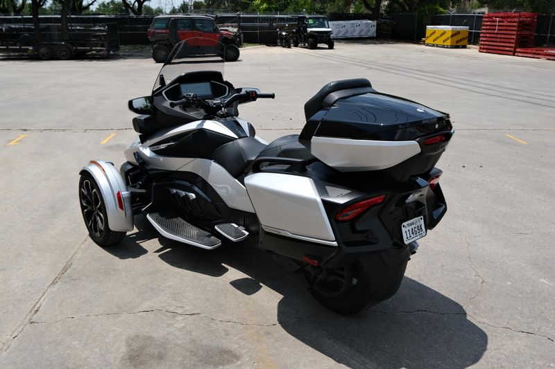 2024 Can-Am SPYDER RT LIMITED HYPER SILVER WITH PLATINUM Image 5